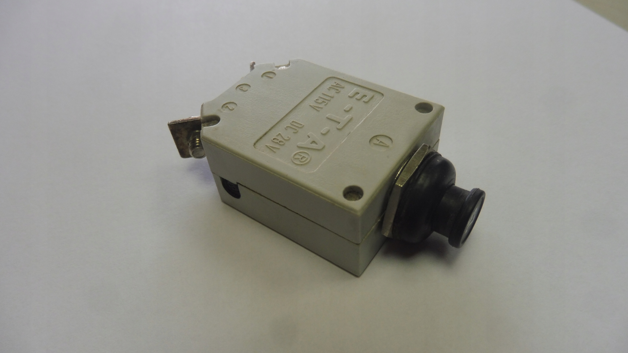 TEPELNÝ POISTKOVÝ SPÍNAČ E-T-A AC115V DC28V