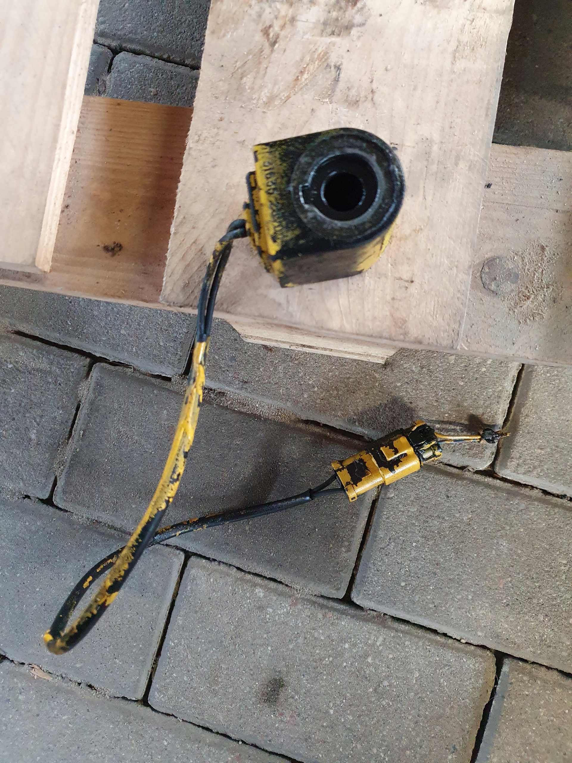 CÍVKA ELEKTRICKÉHO VENTILU KOMATSU PC PW 180 200 240 28V