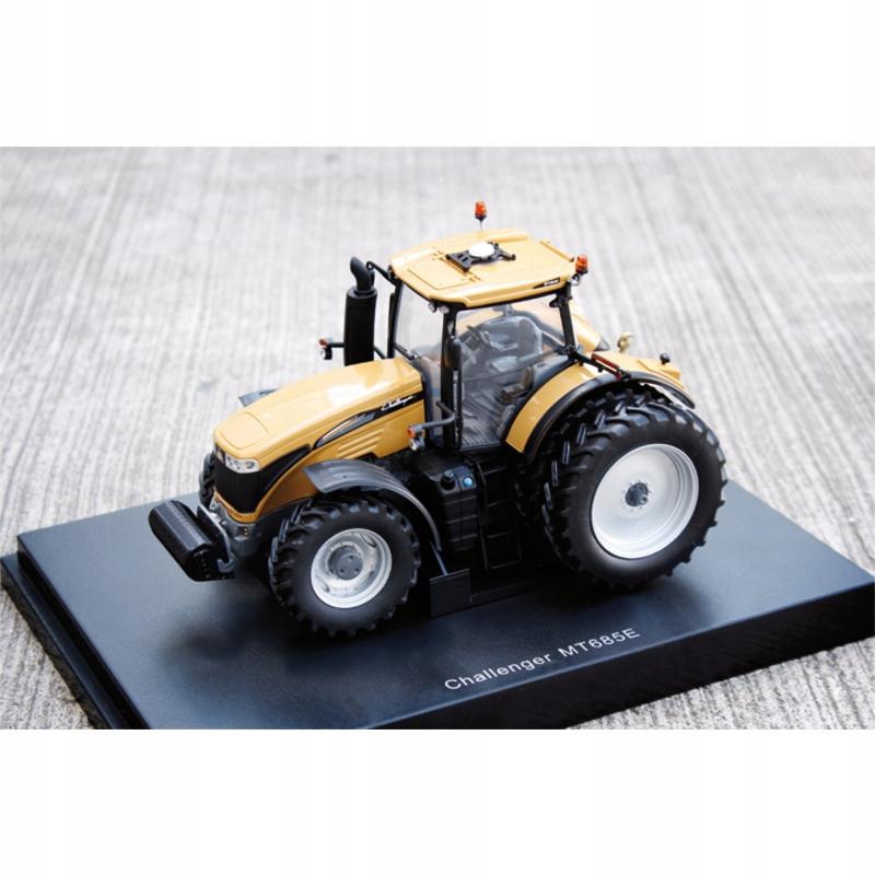Challenger MT 685E Universal Hobbies