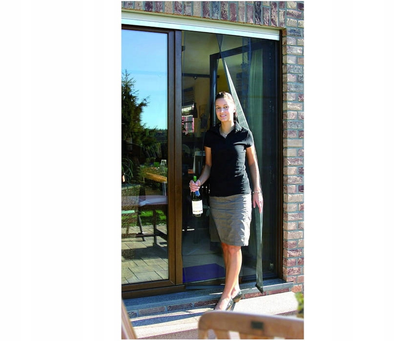 Elegantná moskytiéra zavesená na dverách 95 x 220 cm