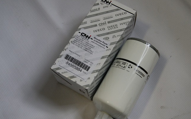 Case New Holland TD Steyr CNH olejový filter 84565884