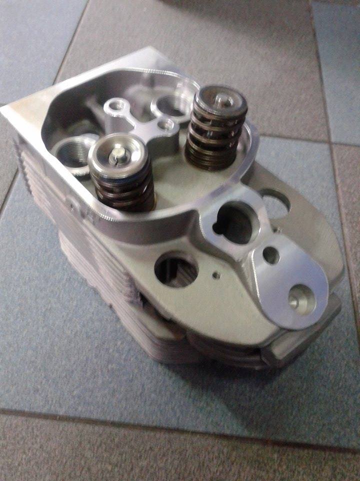 Hlava motora deutz fahr FL912 FL913 s ventilmi