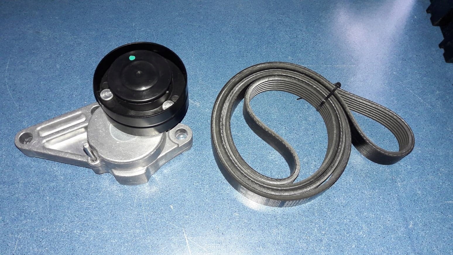 NAPÍNAČ REMENIA JOHN DEERE 6100 6200 6300 6400 6600