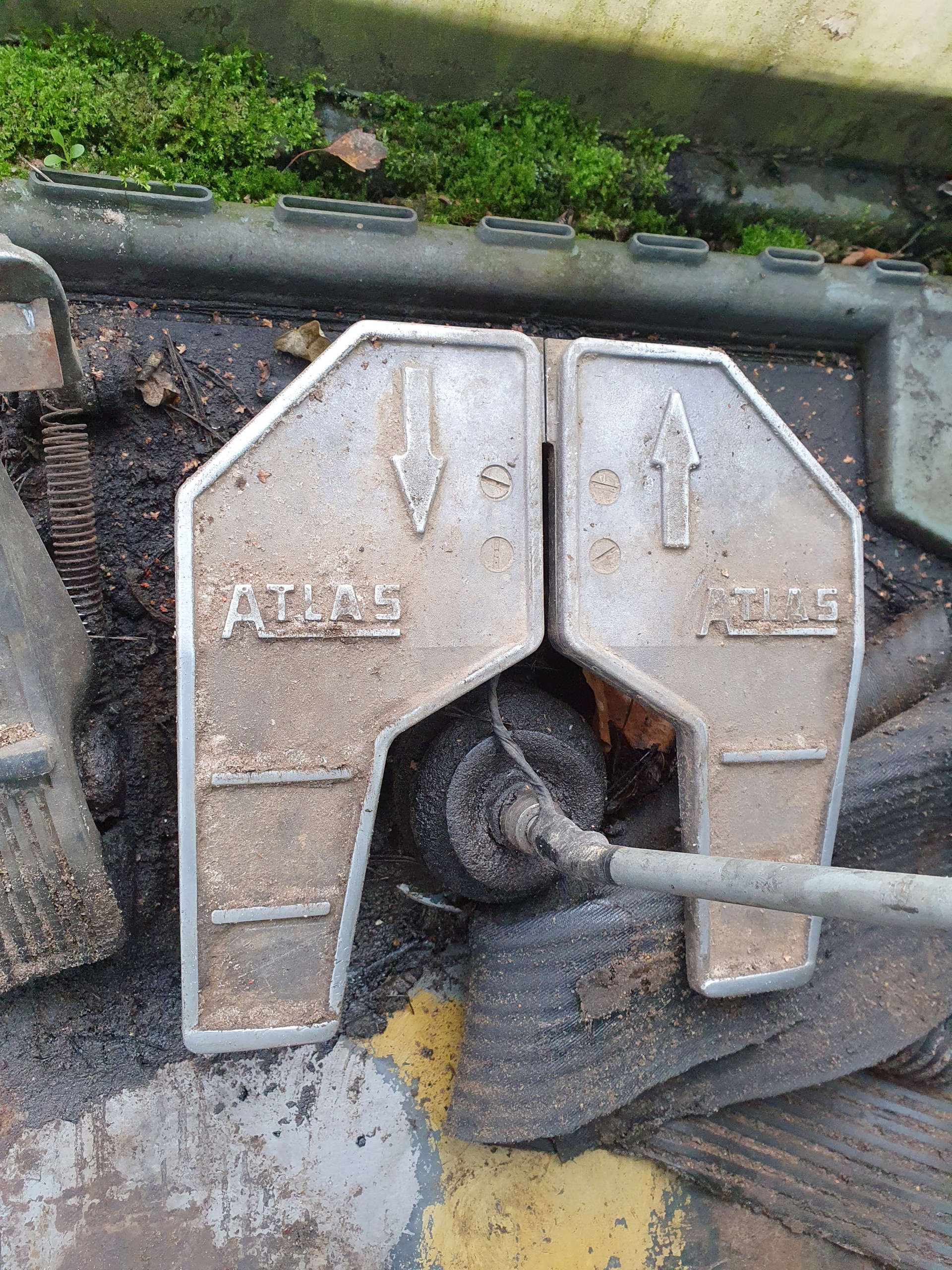 PEDÁL, HNACÍ VENTIL, PREDNÝ, ZADNÝ ATLAS 1304 1404 1604