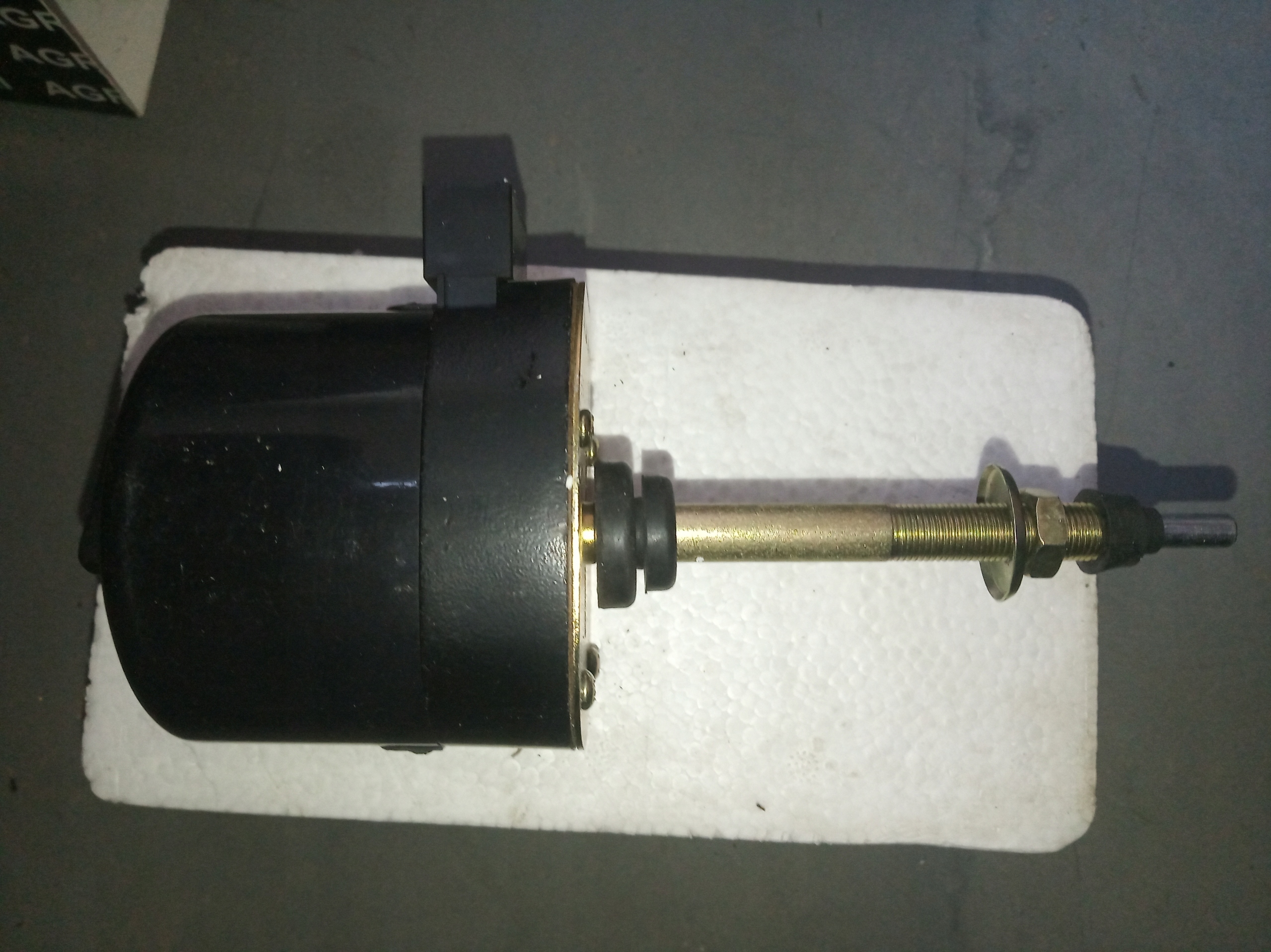 MECHANIZMUS STIERAČA MOTORA S VYPÍNAČOM